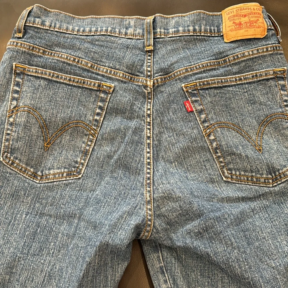 Levi’s Classic Slim Capris - Picture 3 of 4